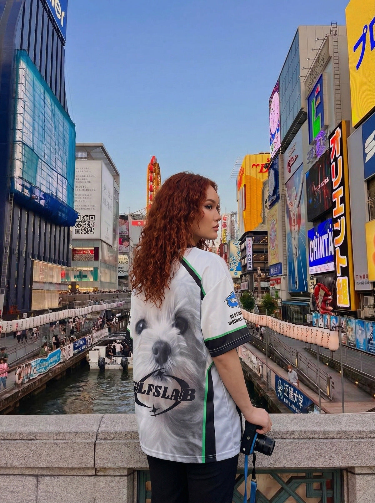 DAXUEN Loose-fit short-sleeved V-neck graphic tee — model photo