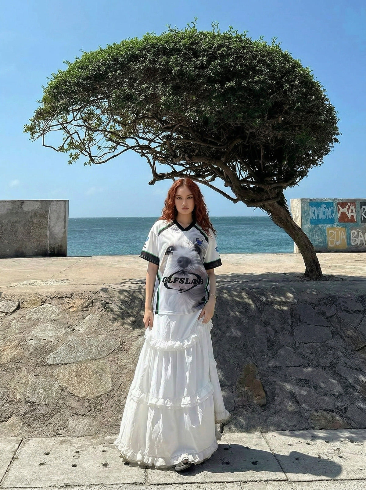 DAXUEN Loose-fit short-sleeved V-neck graphic tee — model photo