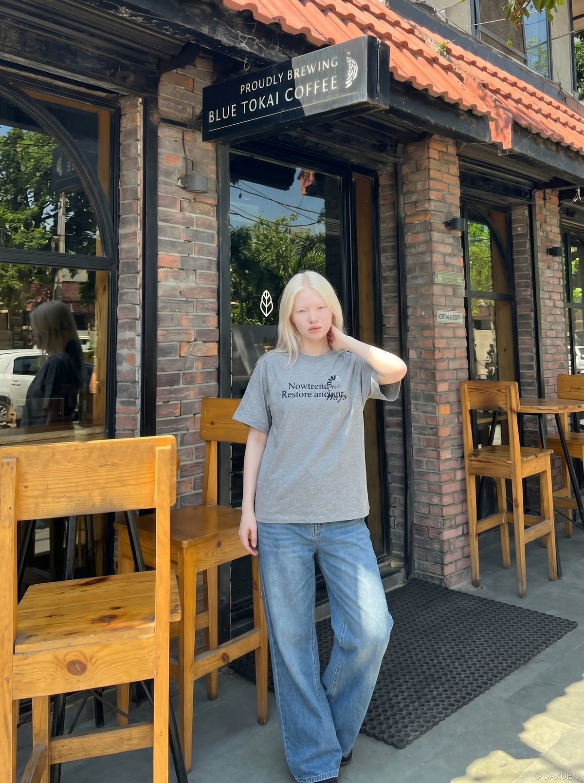 DAXUEN Men's short-sleeved graphic t-shirt — model photo