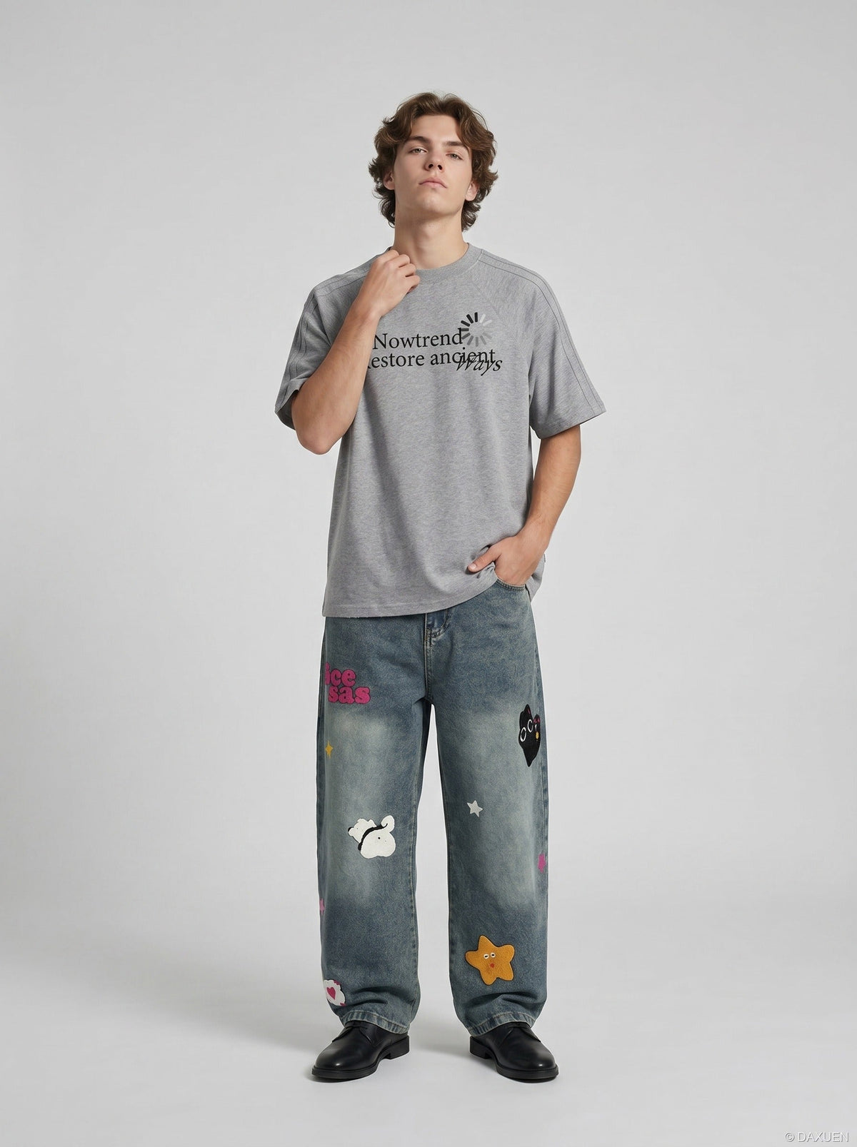 DAXUEN Men's short-sleeved graphic t-shirt — model photo