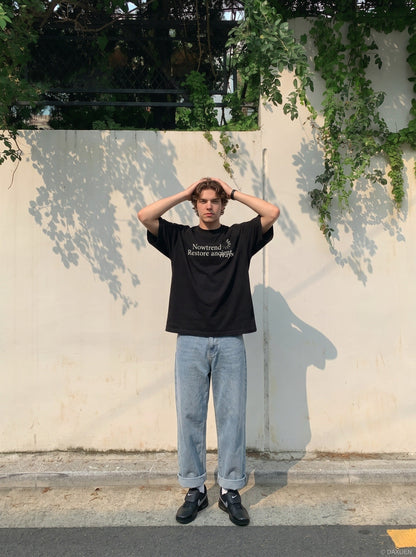 DAXUEN Men's short-sleeved graphic t-shirt — model photo