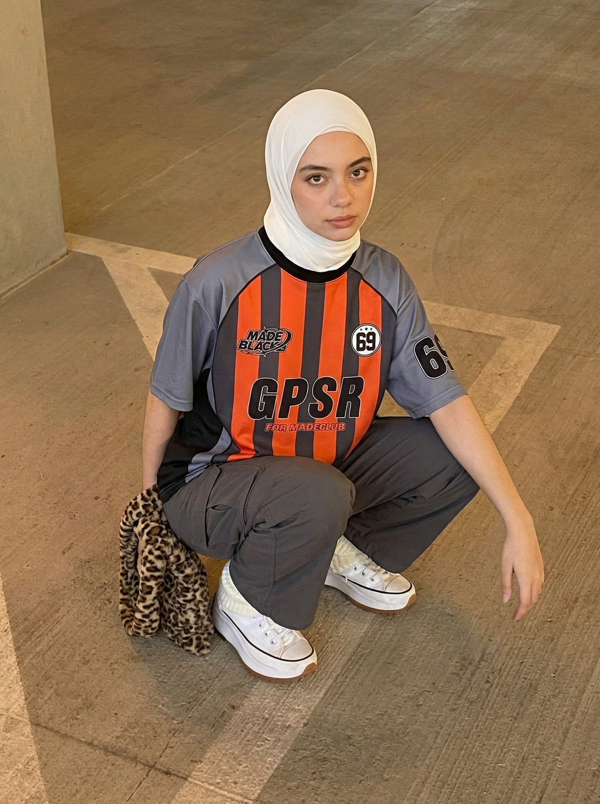 DAXUEN Multi-panel short-sleeved t-shirt in grey, black, and orange — model photo