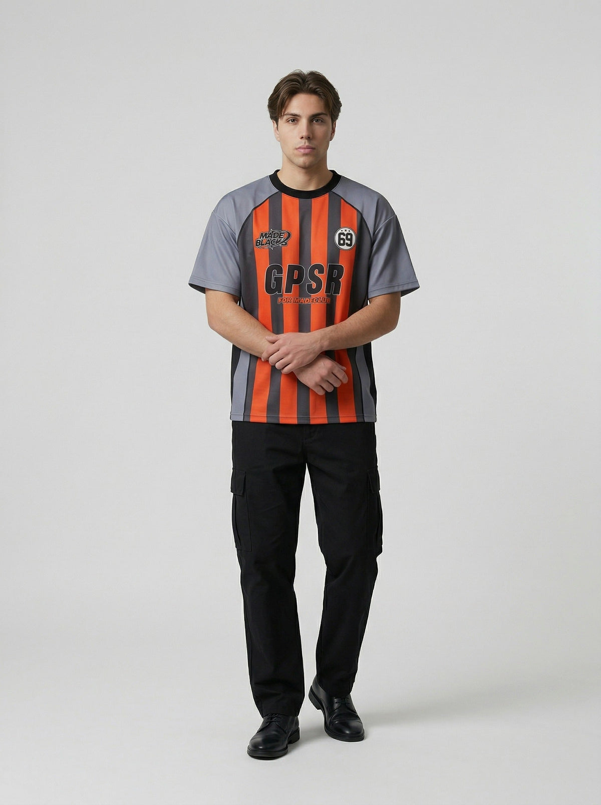 DAXUEN Multi-panel short-sleeved t-shirt in grey, black, and orange — model photo