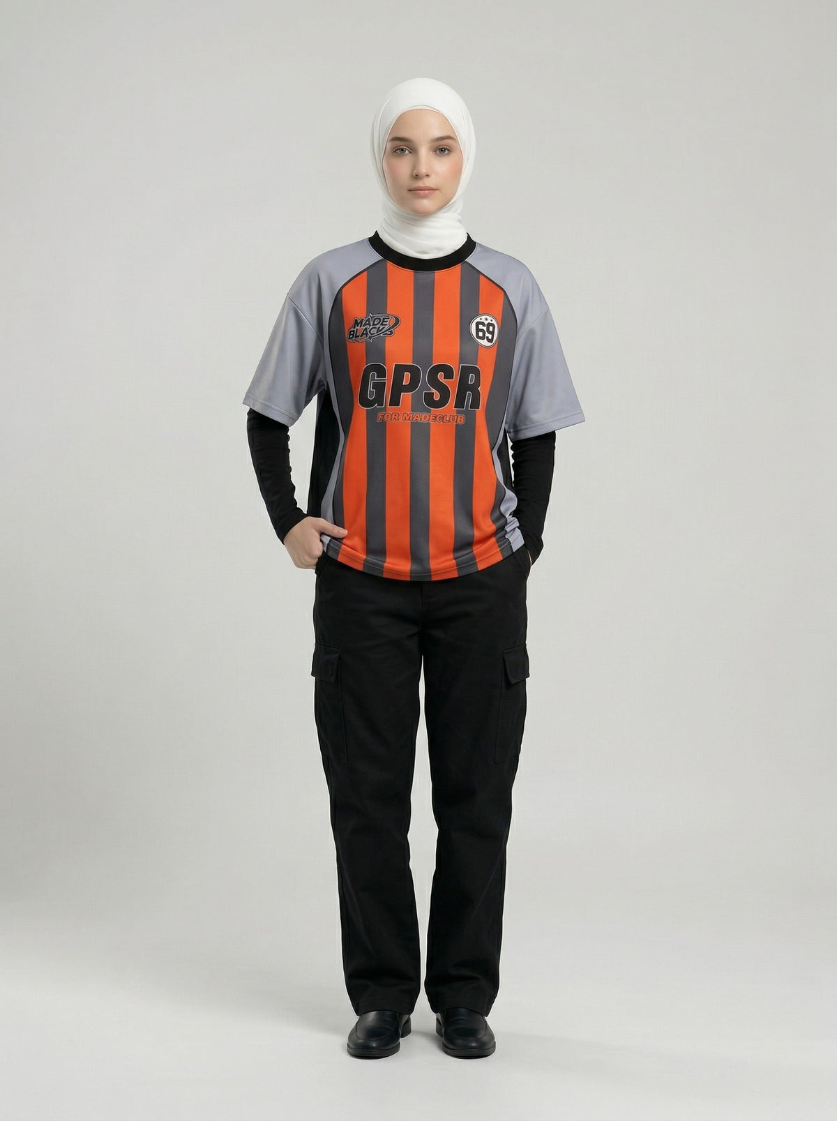 DAXUEN Multi-panel short-sleeved t-shirt in grey, black, and orange — model photo