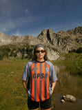 DAXUEN Multi-panel short-sleeved t-shirt in grey, black, and orange — model photo