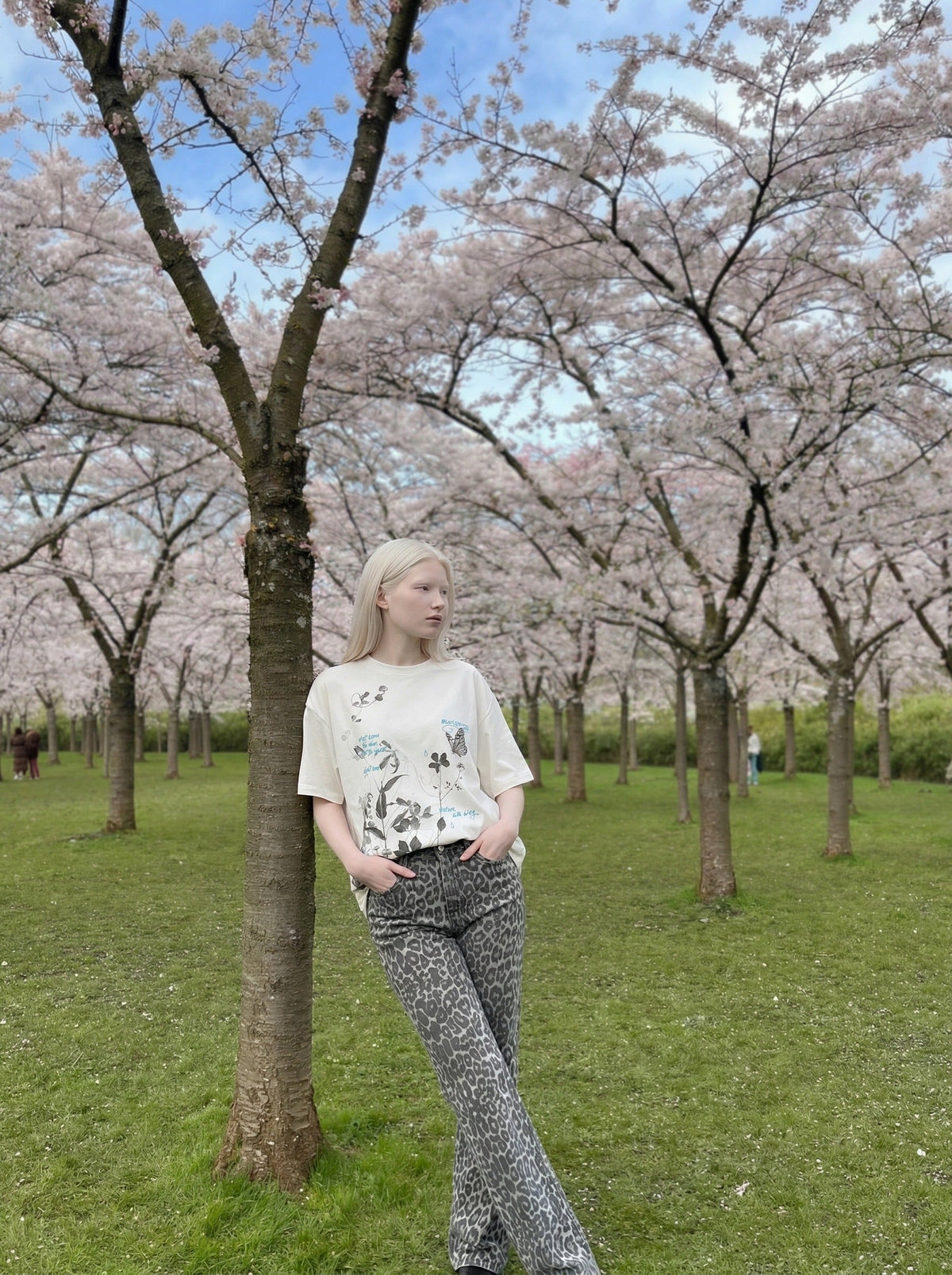 DAXUEN Botanical print loose-fit T-shirt — model photo