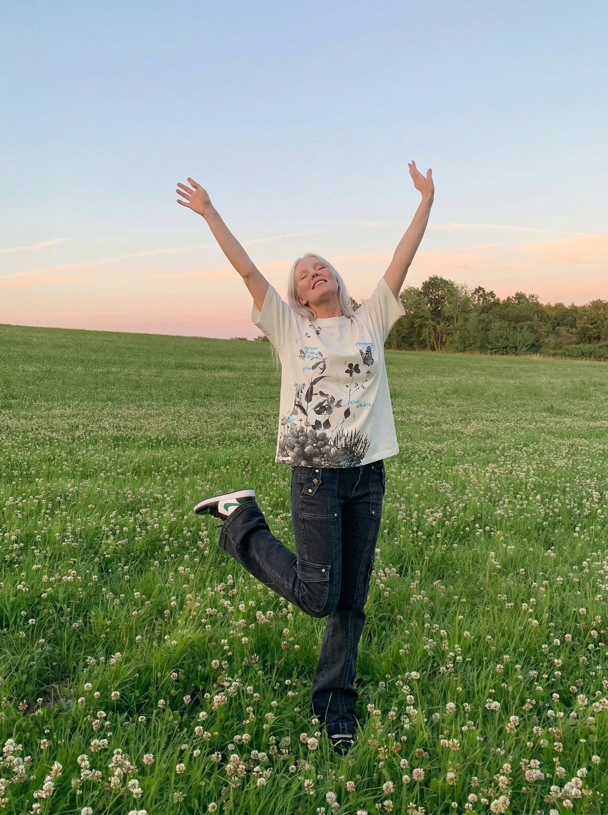 DAXUEN Botanical print loose-fit T-shirt — model photo