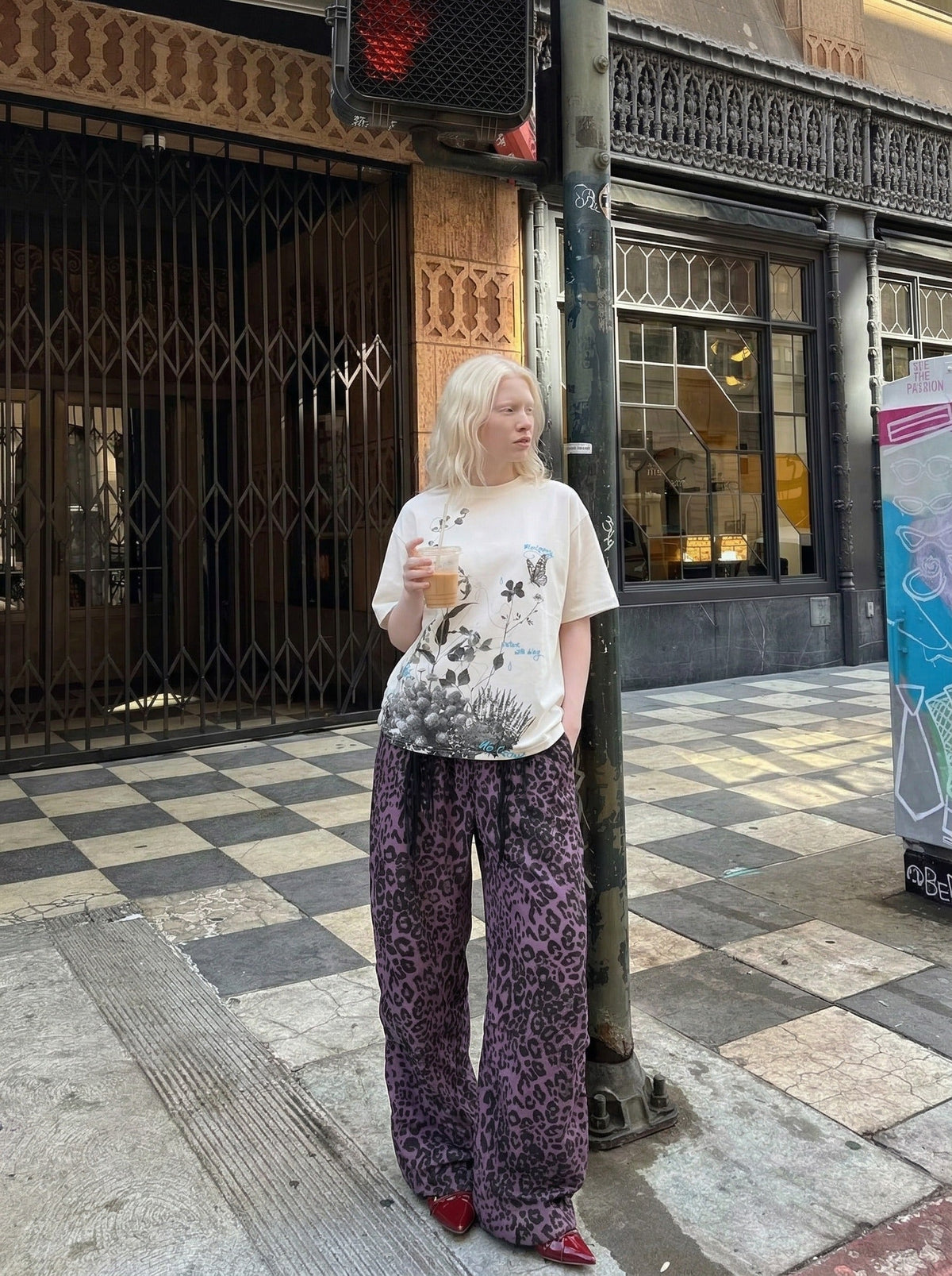 DAXUEN Botanical print loose-fit T-shirt — model photo