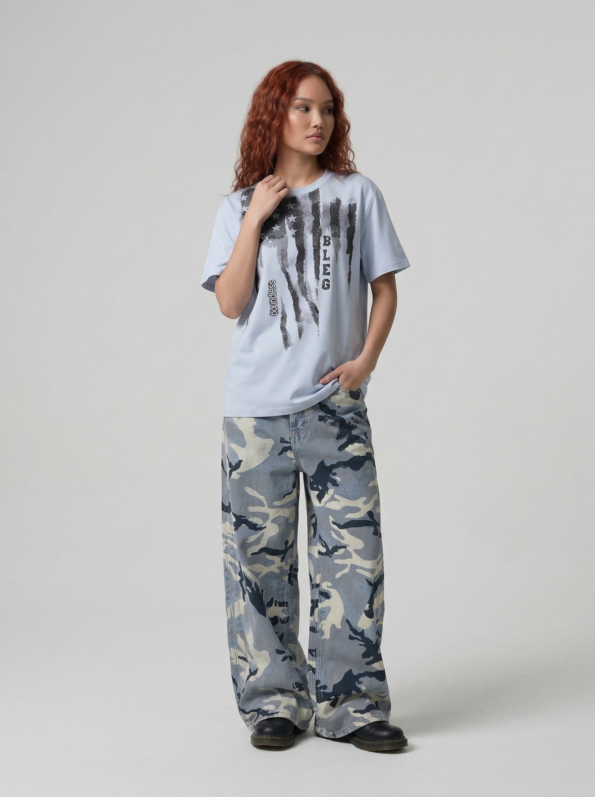 DAXUEN Crew neck graphic T-shirt with abstract flag print — model photo