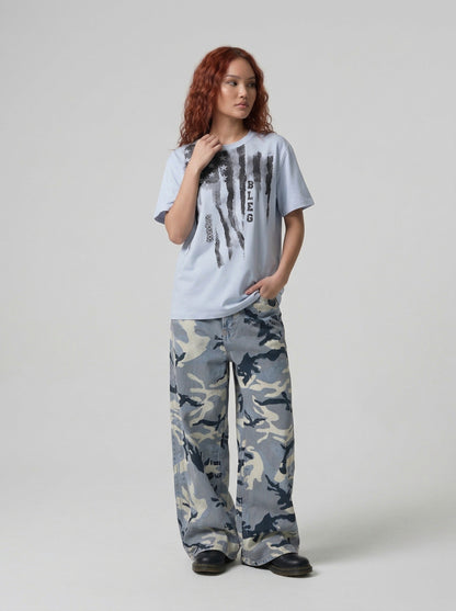 DAXUEN Crew neck graphic T-shirt with abstract flag print — model photo
