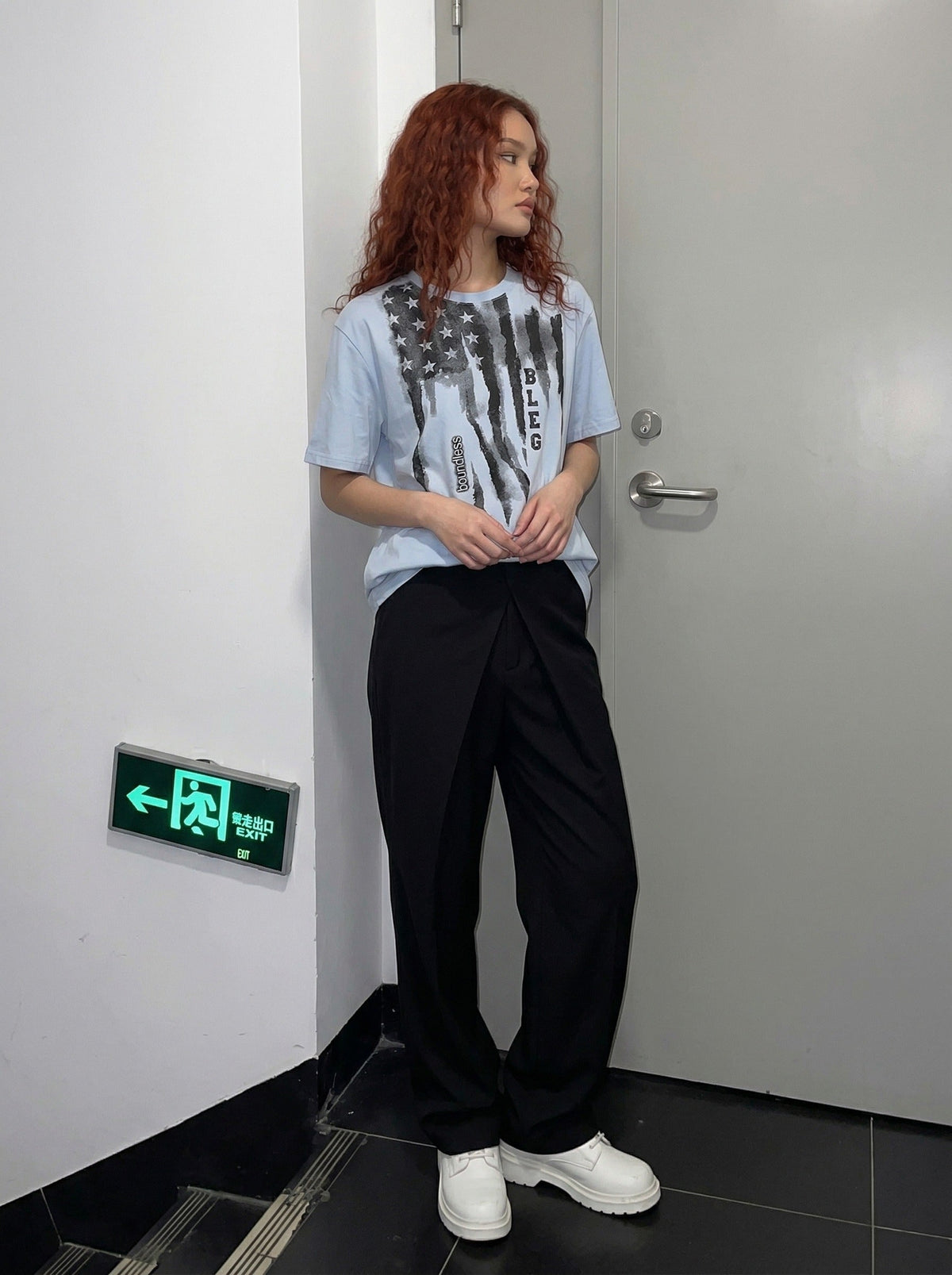 DAXUEN Crew neck graphic T-shirt with abstract flag print — model photo