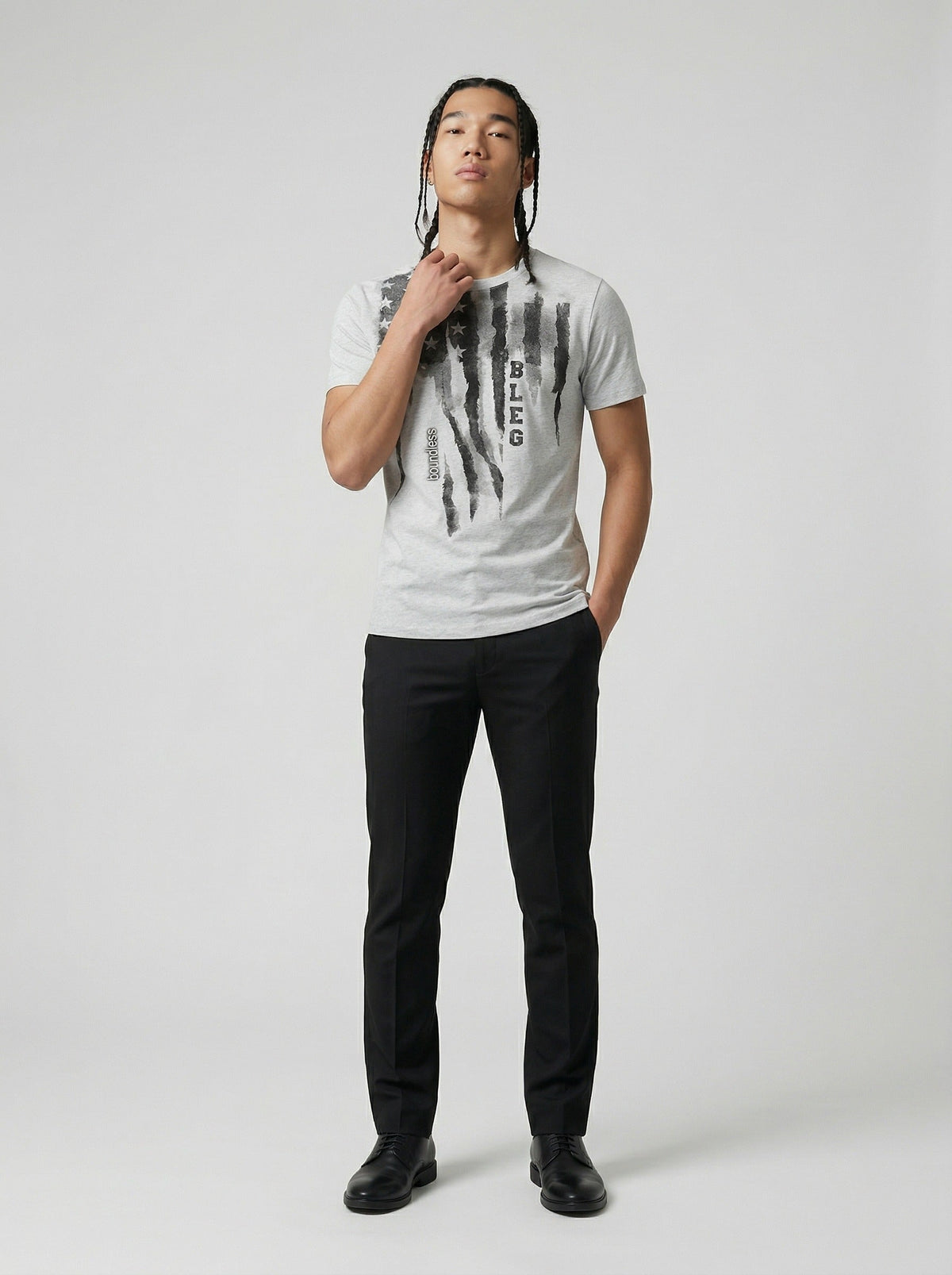 DAXUEN Short-sleeved graphic T-shirt with distressed flag design — model photo