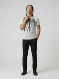 DAXUEN Short-sleeved graphic T-shirt with distressed flag design — model photo
