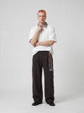 DAXUEN Boxy short-sleeve polo shirt with houndstooth collar — model photo