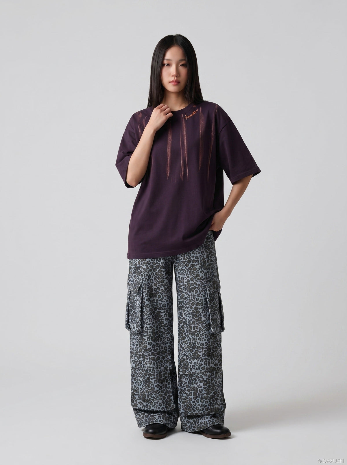 DAXUEN black oversized brushstroke print t-shirt — model photo
