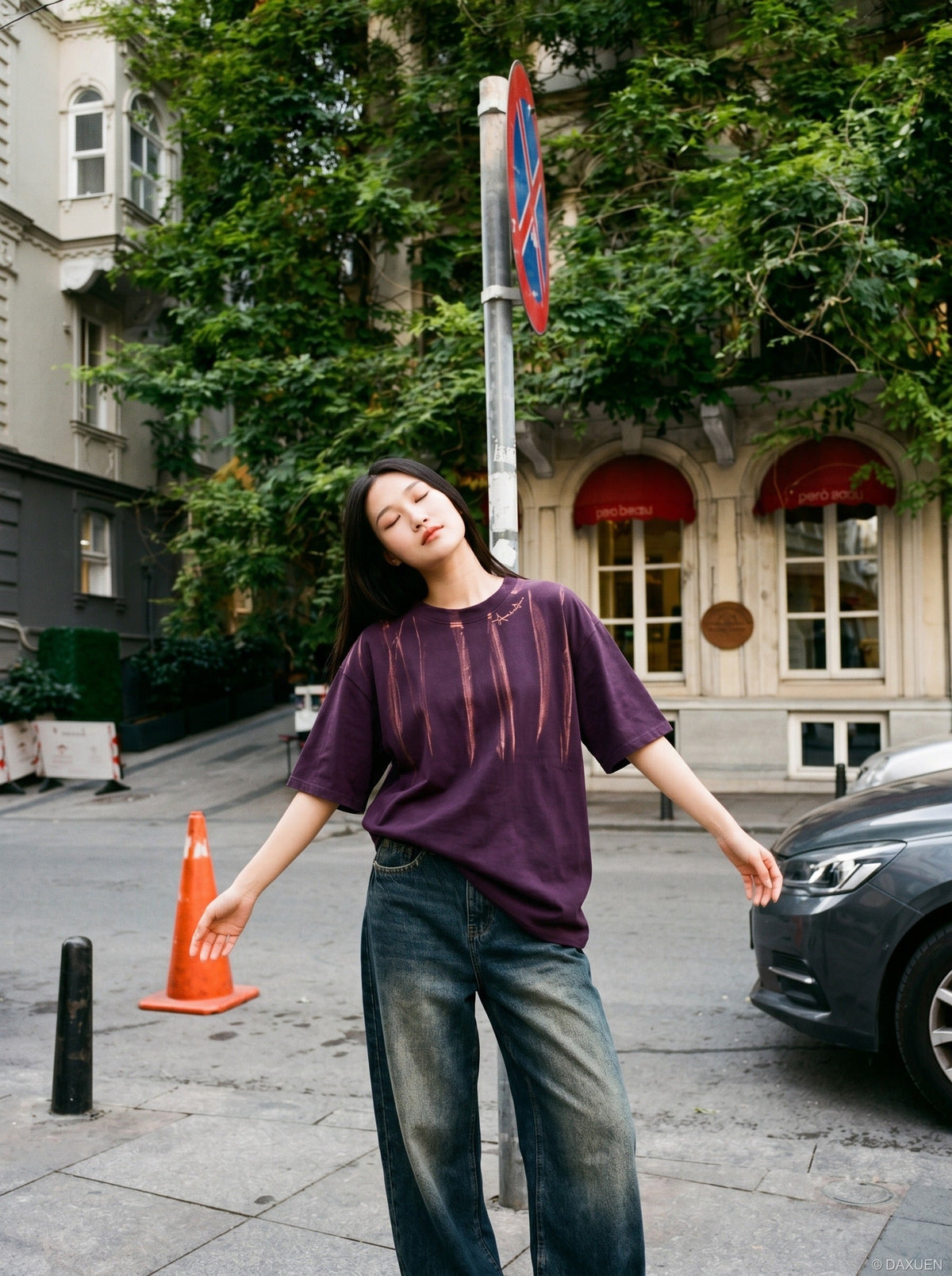 DAXUEN black oversized brushstroke print t-shirt — model photo