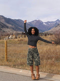 DAXUEN Wide-leg camouflage cargo shorts with multiple pockets — model photo