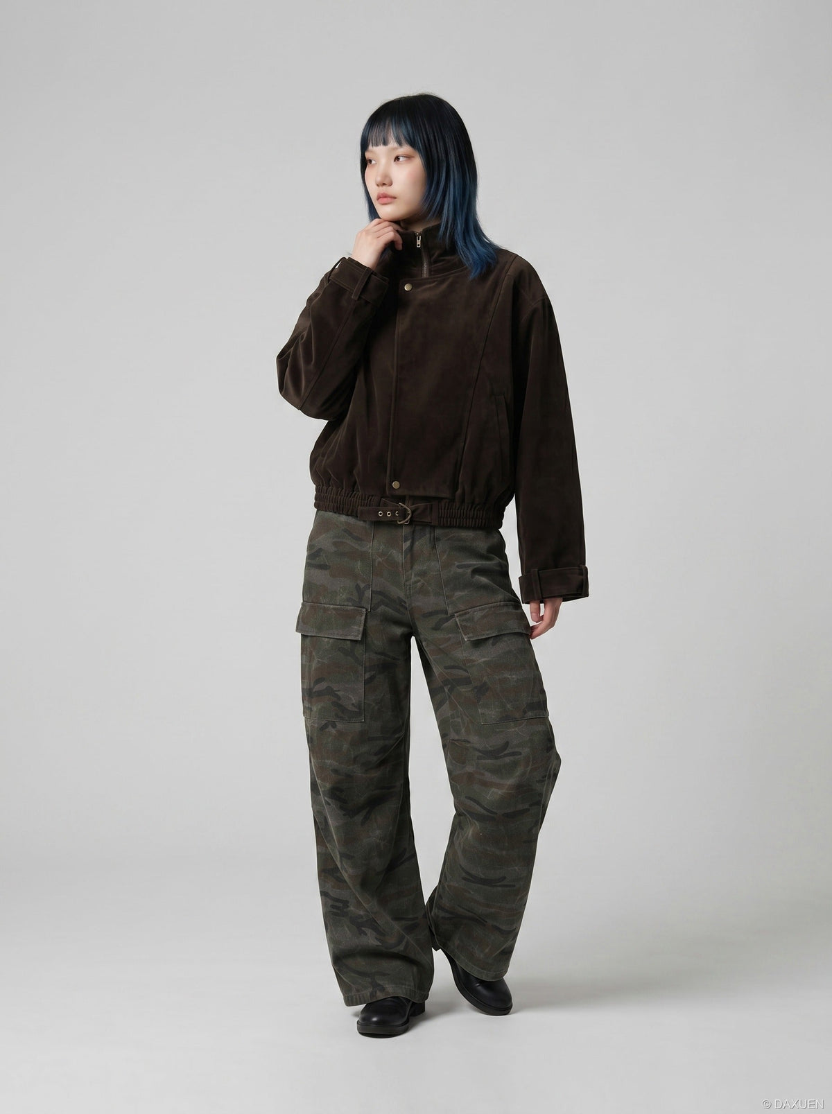 DAXUEN Wide-leg cargo pants in camouflage pattern — model photo