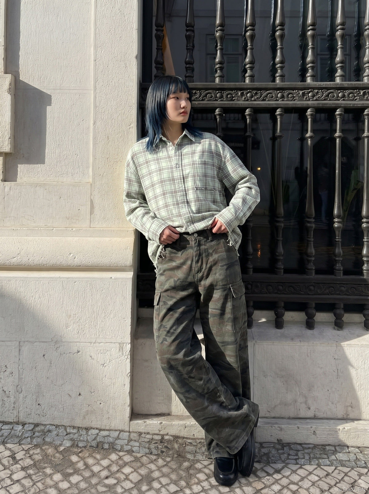 DAXUEN Wide-leg cargo pants in camouflage pattern — model photo