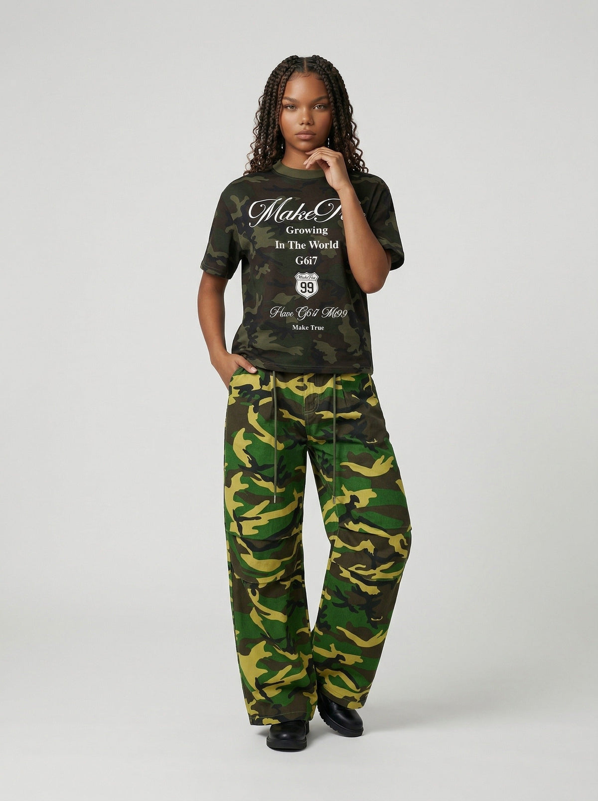 DAXUEN Camouflage graphic crewneck t-shirt — model photo