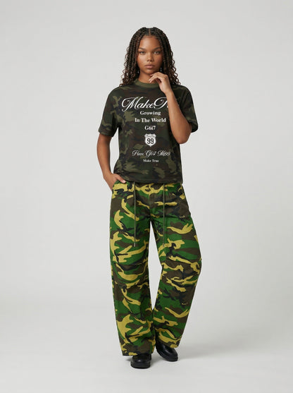 DAXUEN Camouflage graphic crewneck t-shirt — model photo