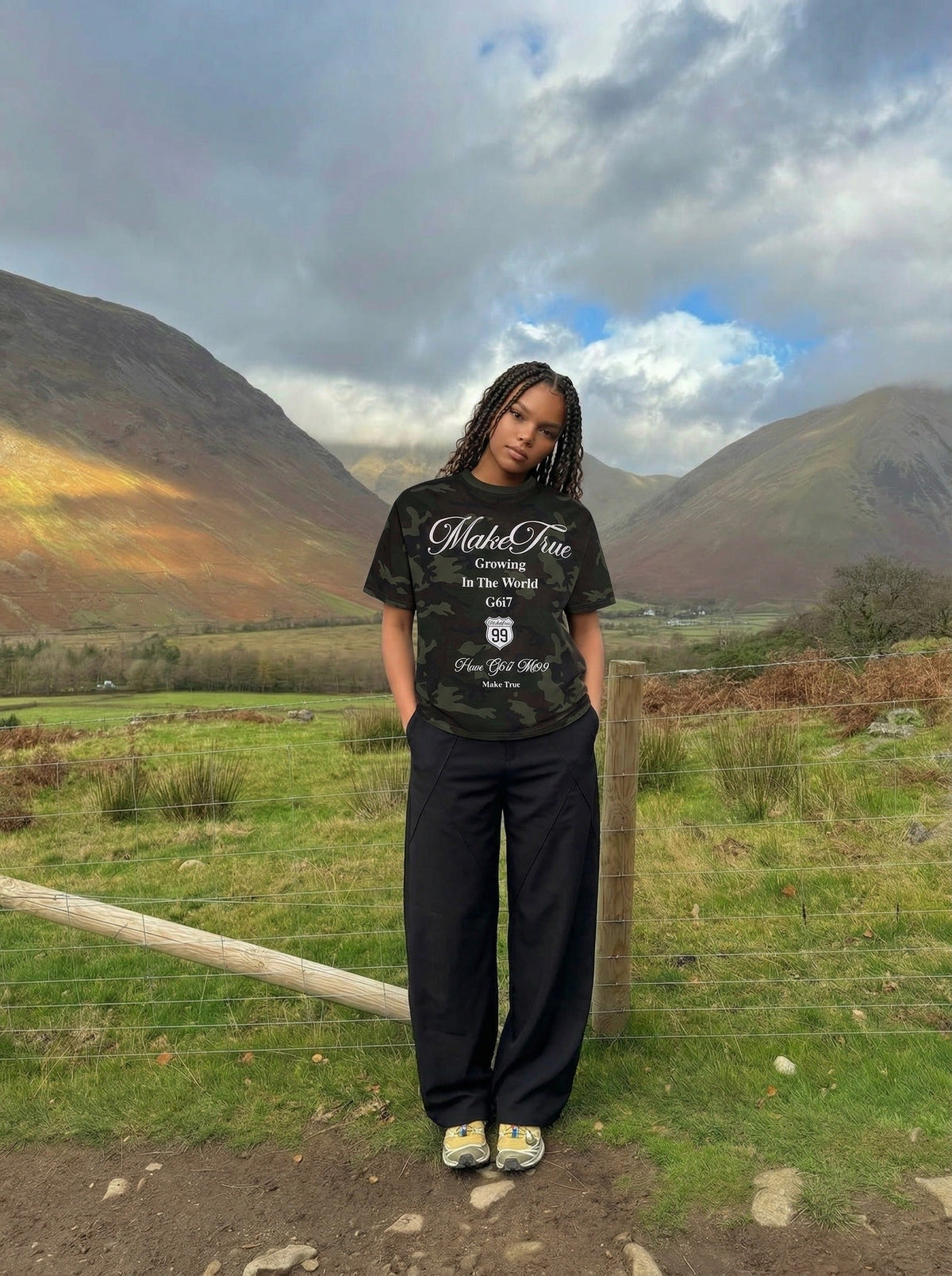 DAXUEN Camouflage graphic crewneck t-shirt — model photo