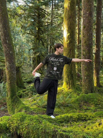 DAXUEN Camouflage graphic crewneck t-shirt — model photo