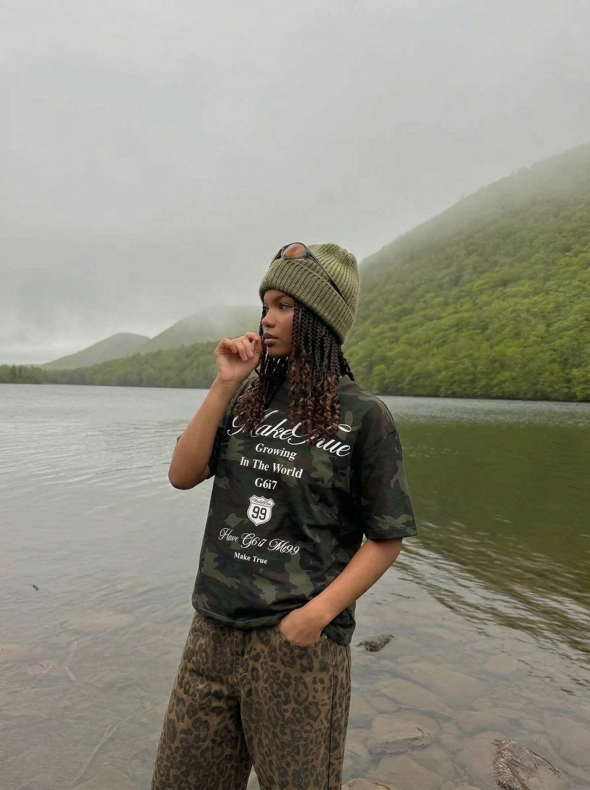 DAXUEN Camouflage graphic crewneck t-shirt — model photo