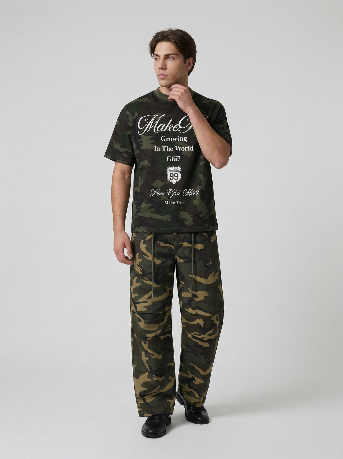 DAXUEN Camouflage graphic crewneck t-shirt — model photo