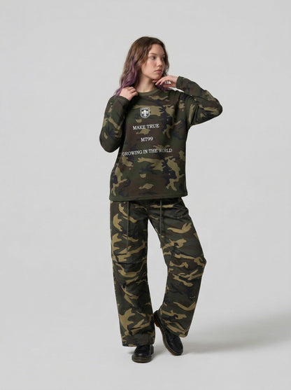 DAXUEN Camouflage long-sleeved crew neck T-shirt — model photo