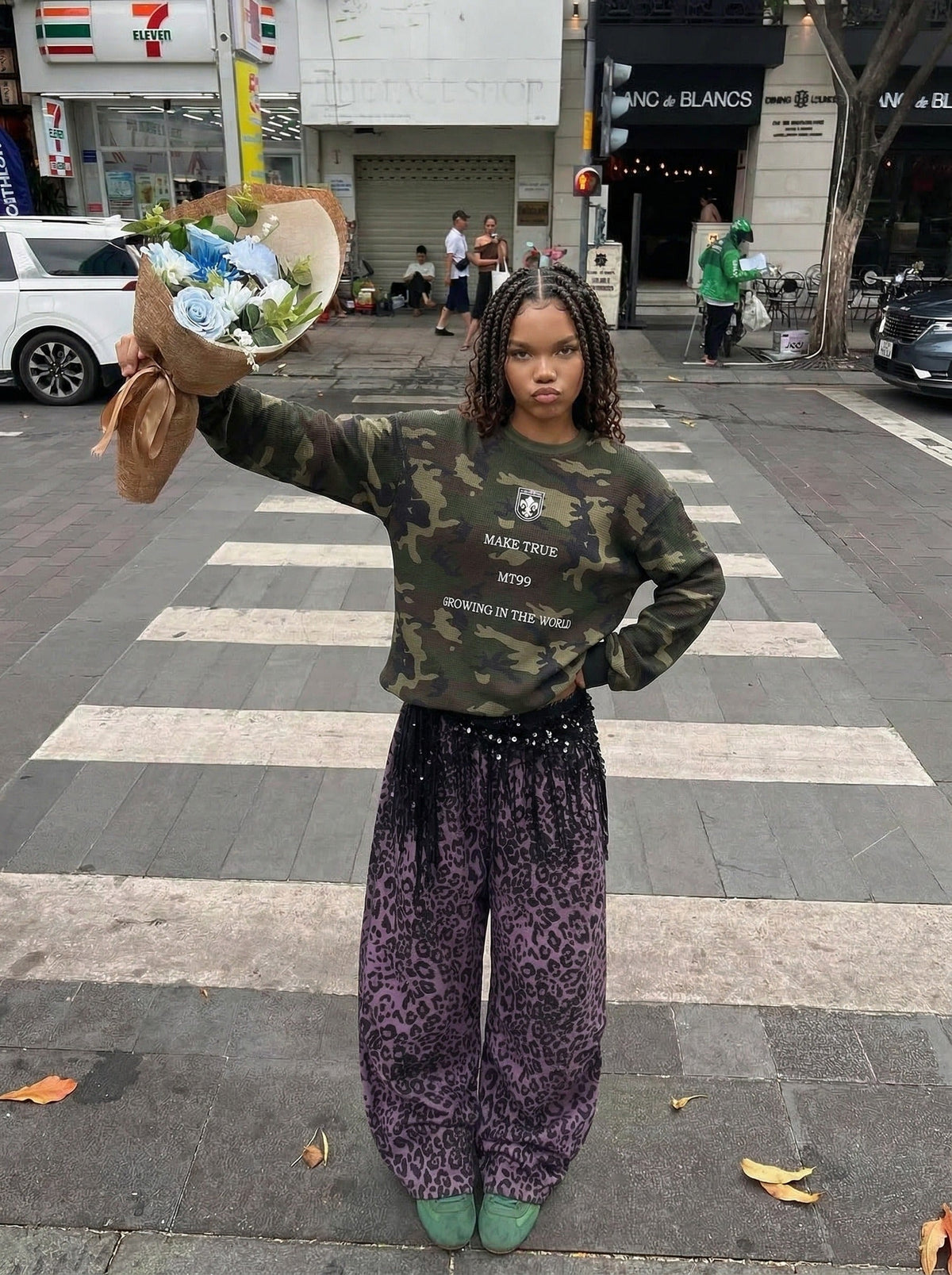 DAXUEN Camouflage long-sleeved crew neck T-shirt — model photo