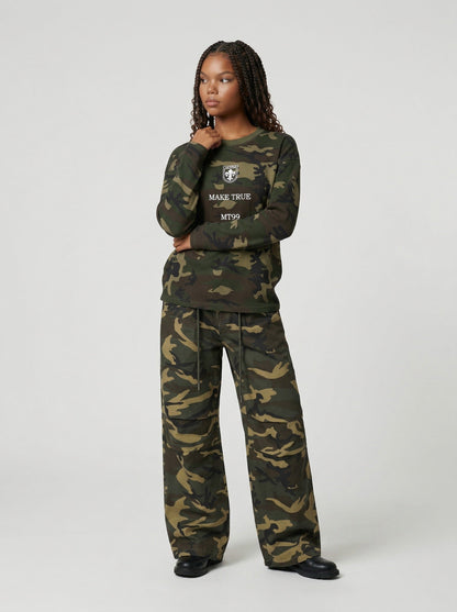DAXUEN Camouflage long-sleeved crew neck T-shirt — model photo