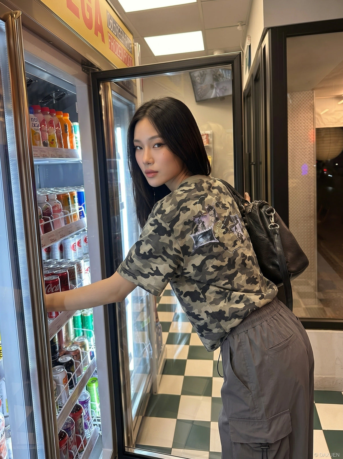DAXUEN Camouflage graphic t-shirt with polaroid style print — model photo
