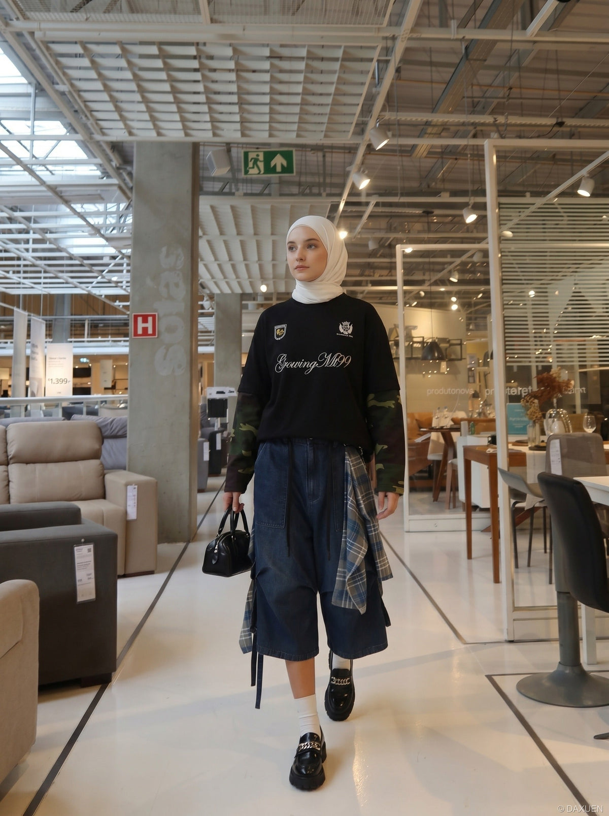 DAXUEN Long-sleeved crew-neck t-shirt with camouflage sleeves — model photo