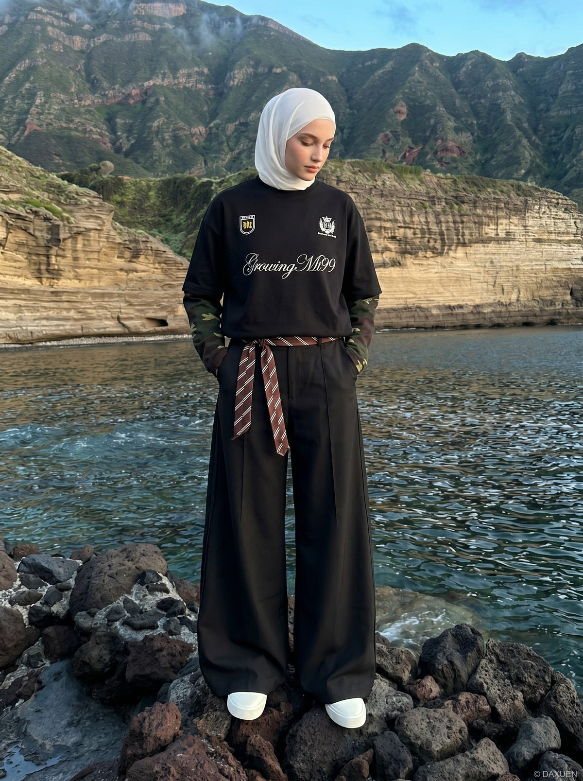 DAXUEN Long-sleeved crew-neck t-shirt with camouflage sleeves — model photo