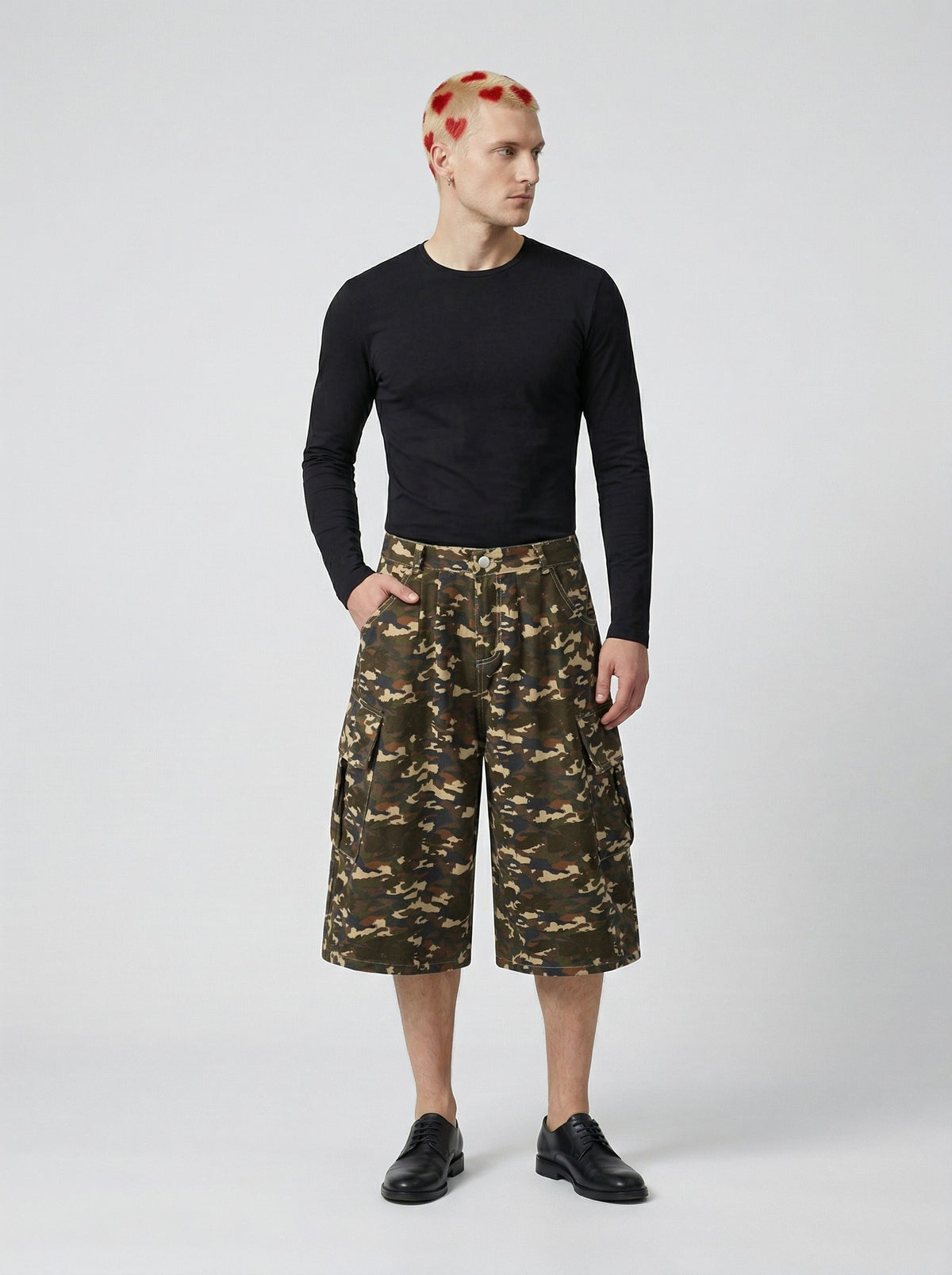 DAXUEN Camouflage wide-leg cargo shorts — model photo