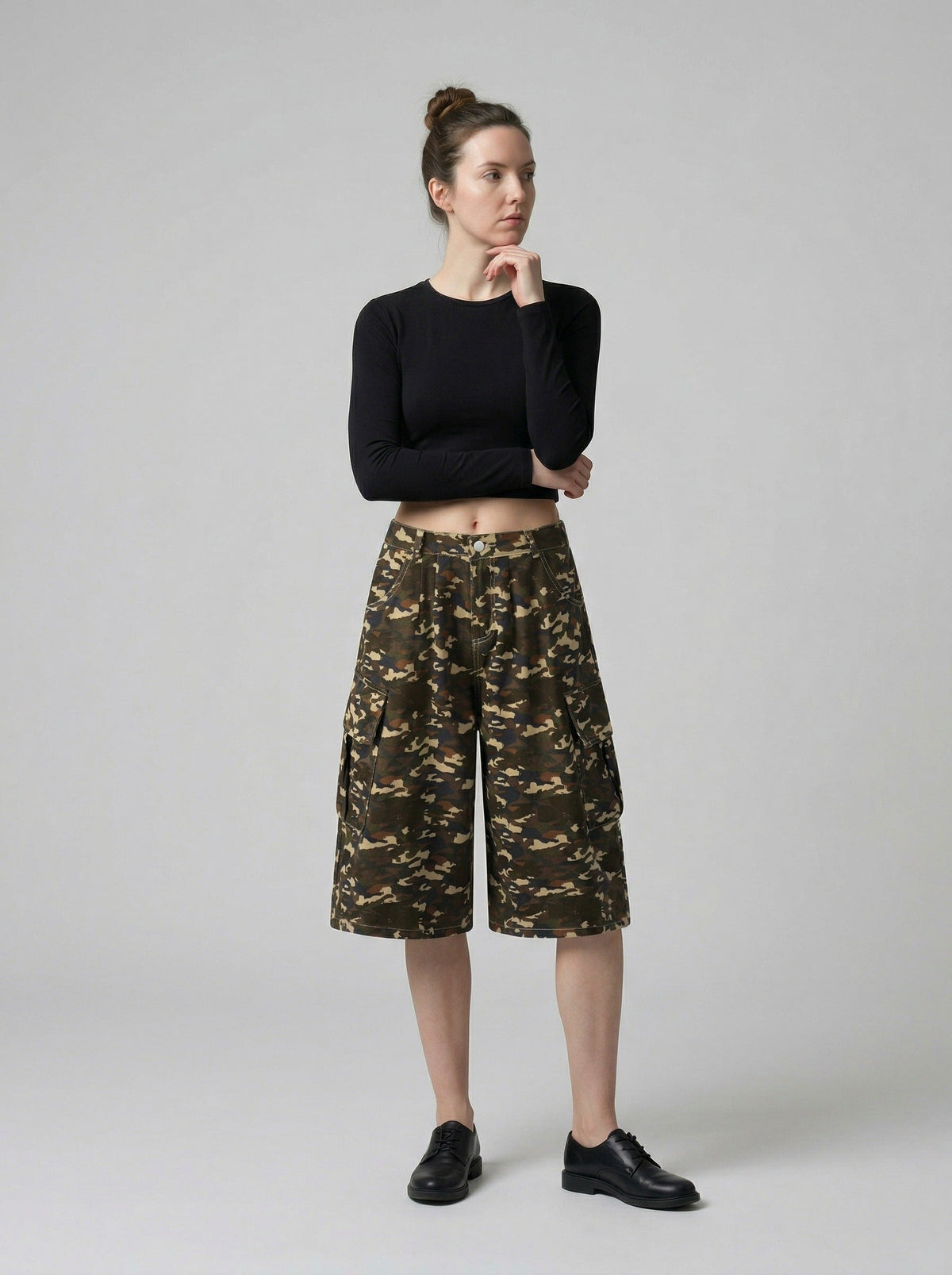 DAXUEN Camouflage wide-leg cargo shorts — model photo