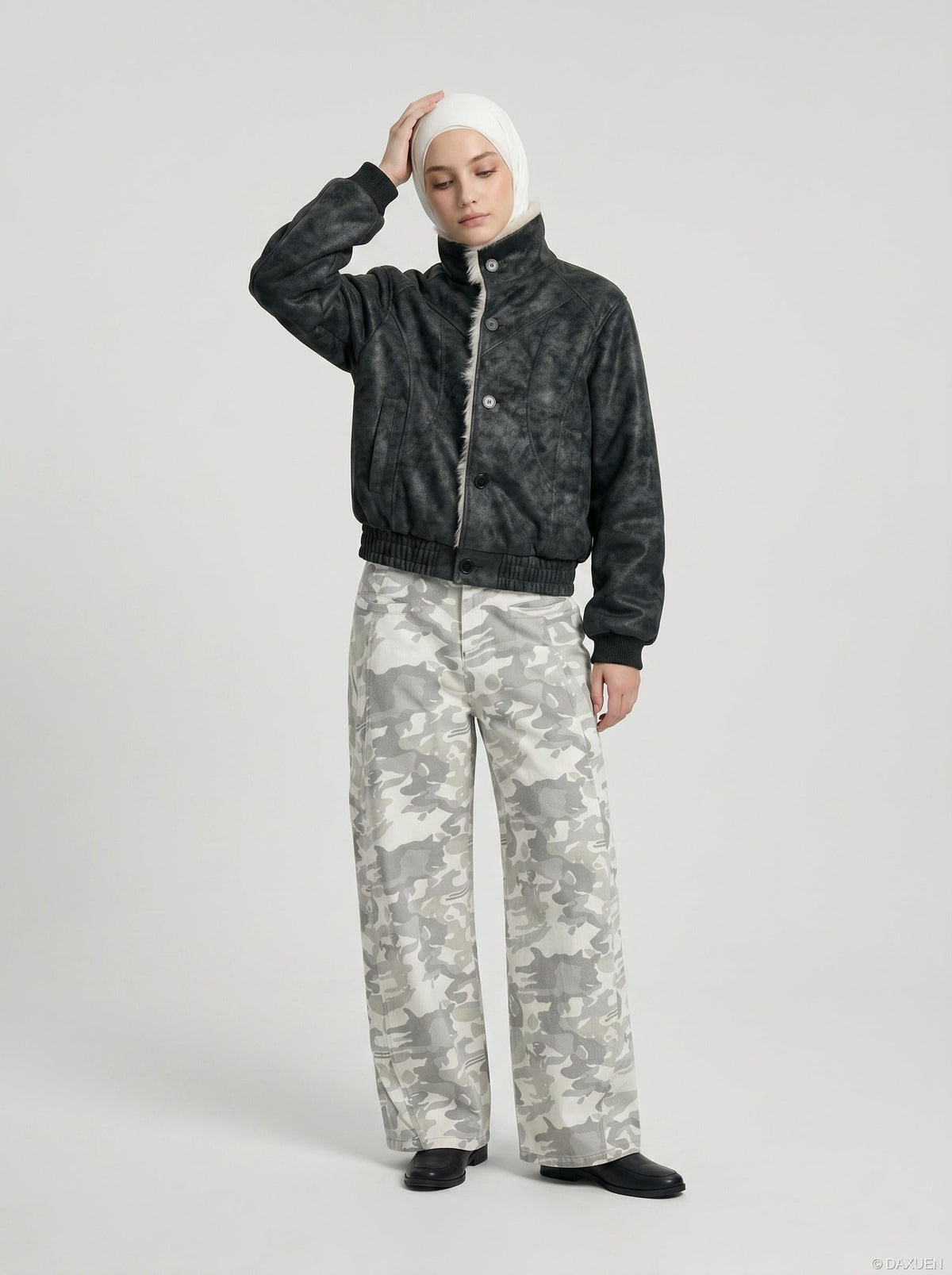 DAXUEN Wide-leg camouflage pants with pockets — model photo