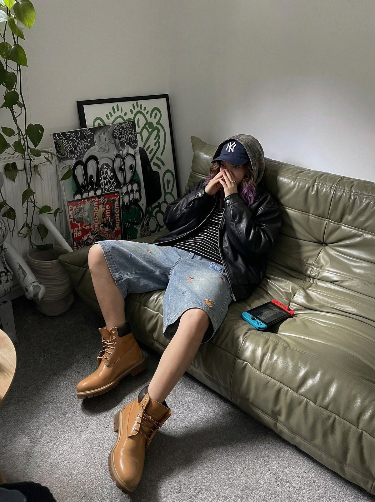 DAXUEN Wide-leg denim shorts with cartoon embroidery — model photo