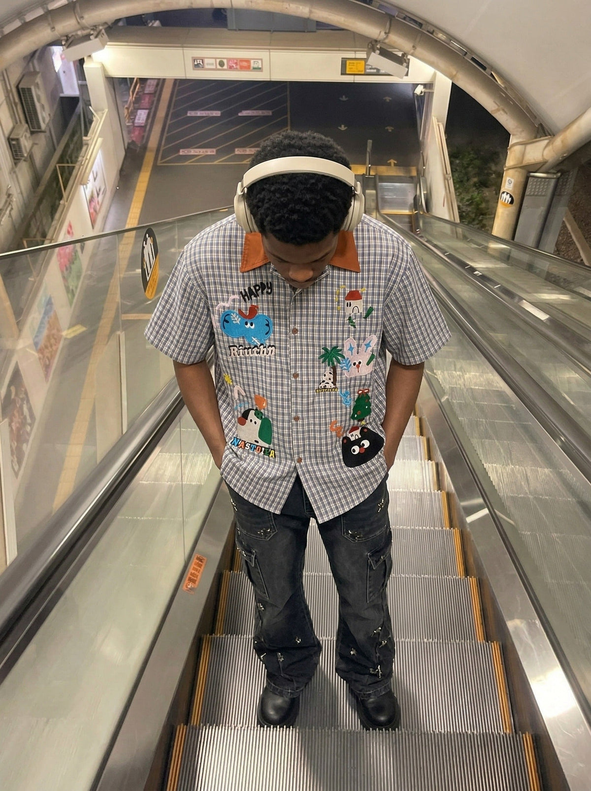DAXUEN Short-sleeved collared shirt with plaid pattern and embroidery — model photo