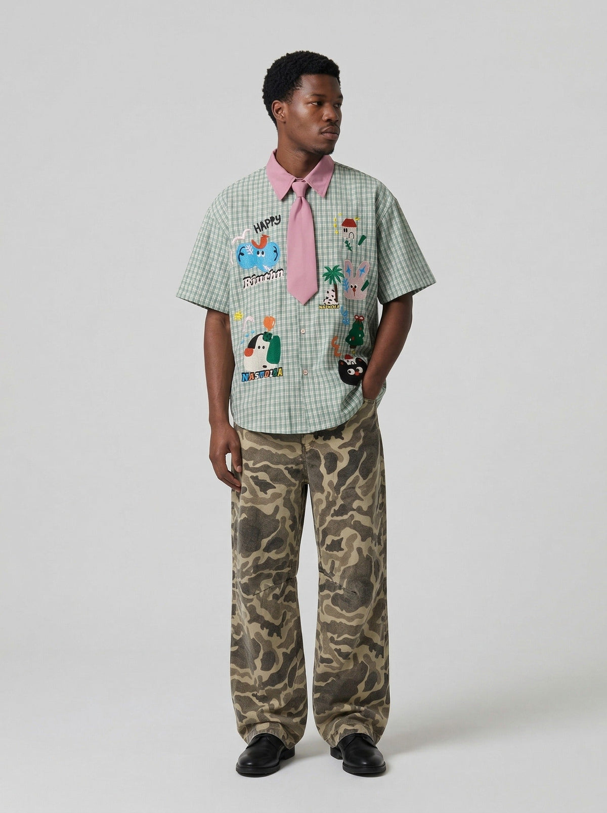 DAXUEN Short-sleeved collared shirt with plaid pattern and embroidery — model photo