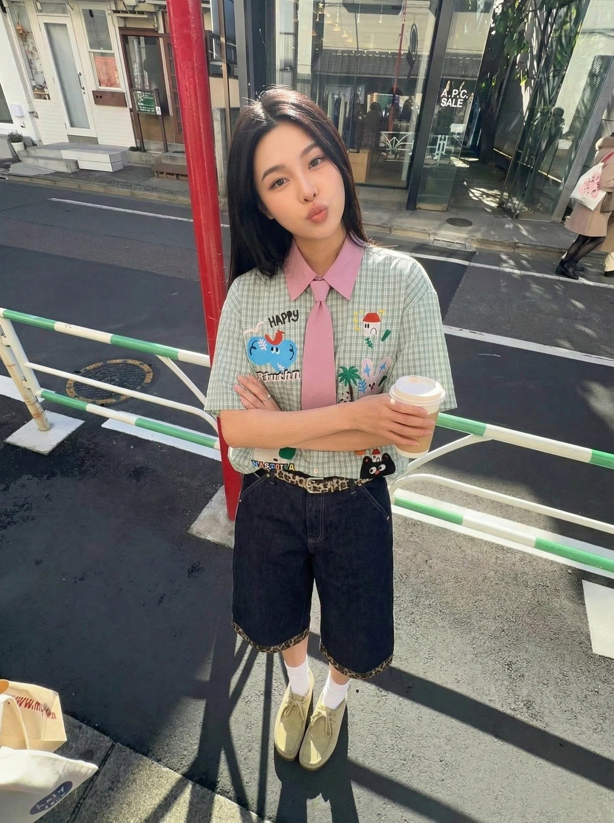 DAXUEN Short-sleeved collared shirt with plaid pattern and embroidery — model photo