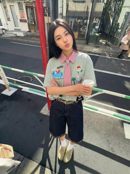 DAXUEN Short-sleeved collared shirt with plaid pattern and embroidery — model photo