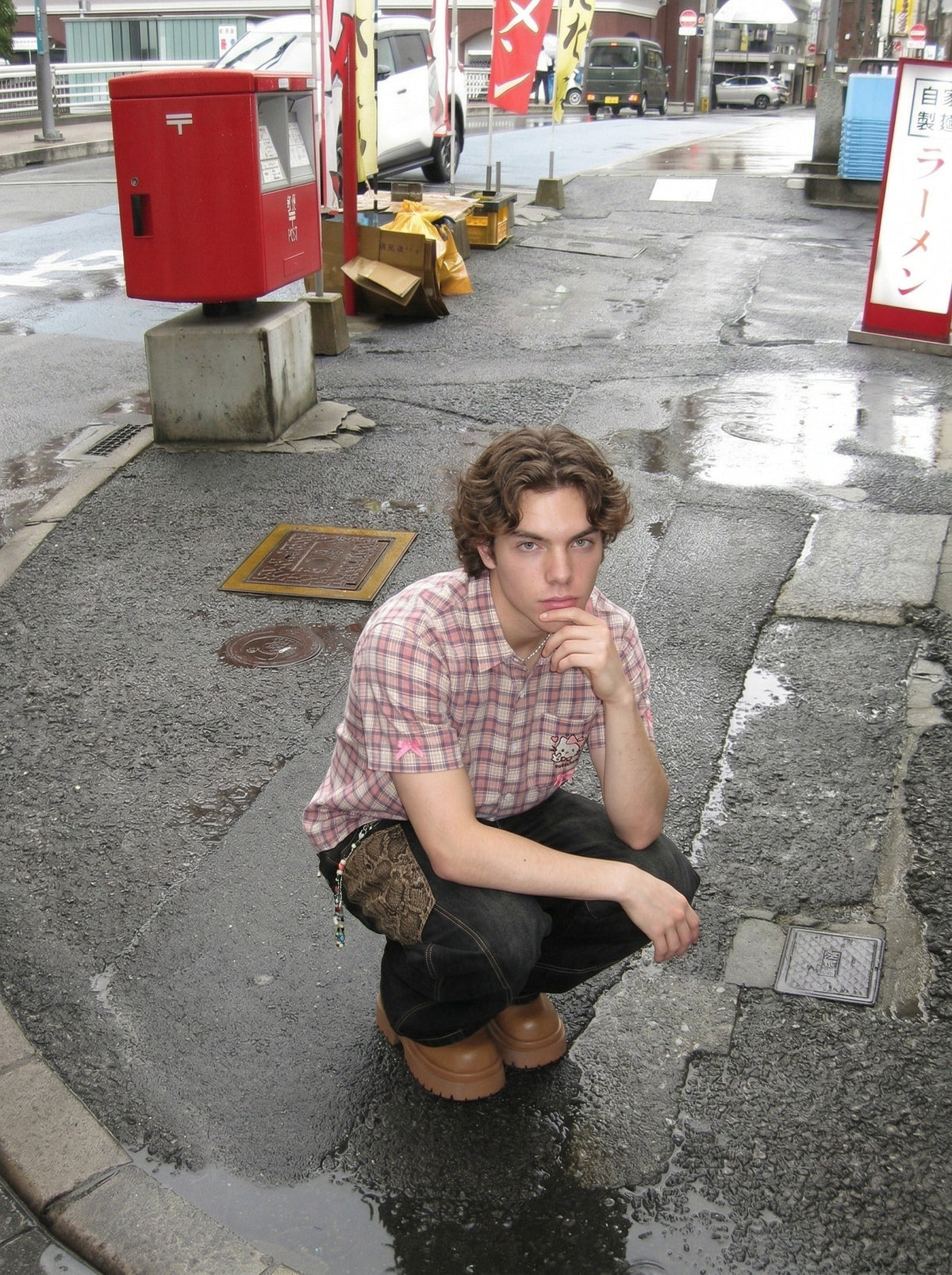 DAXUEN Casual pink plaid button-up shirt with cartoon embroidery — model photo