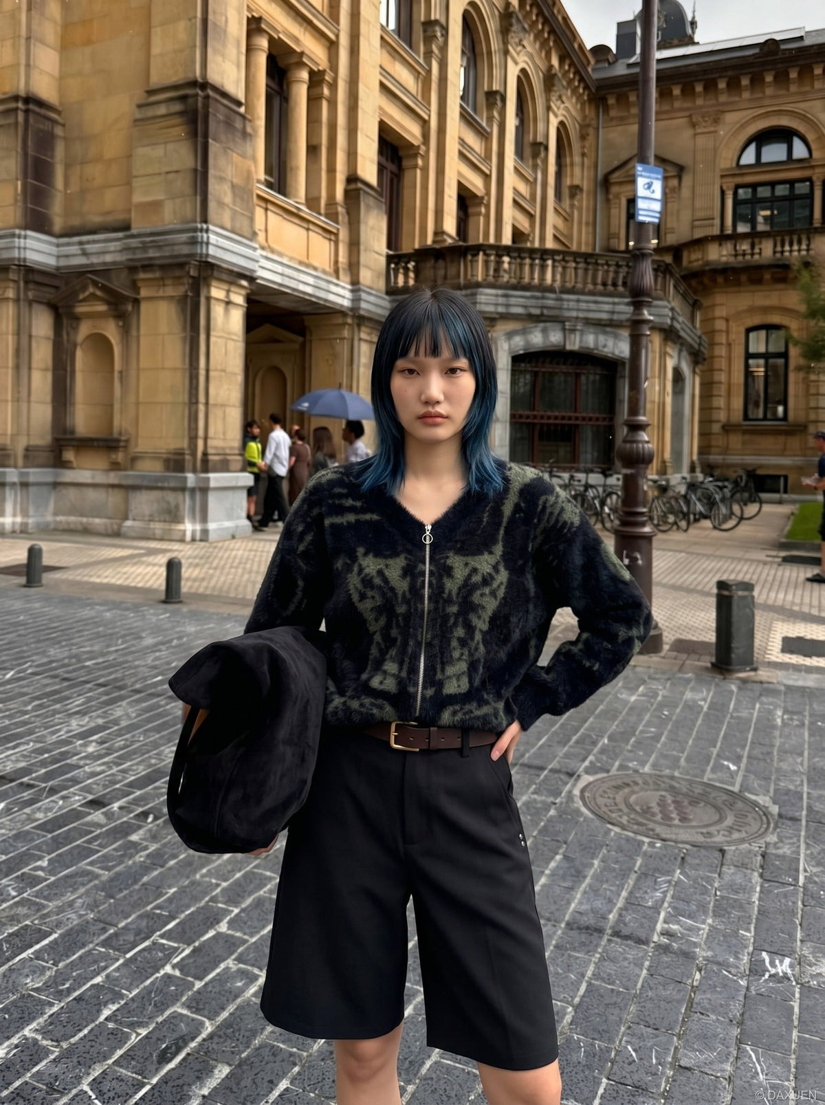 DAXUEN Knee-length casual shorts with rivet pockets — model photo