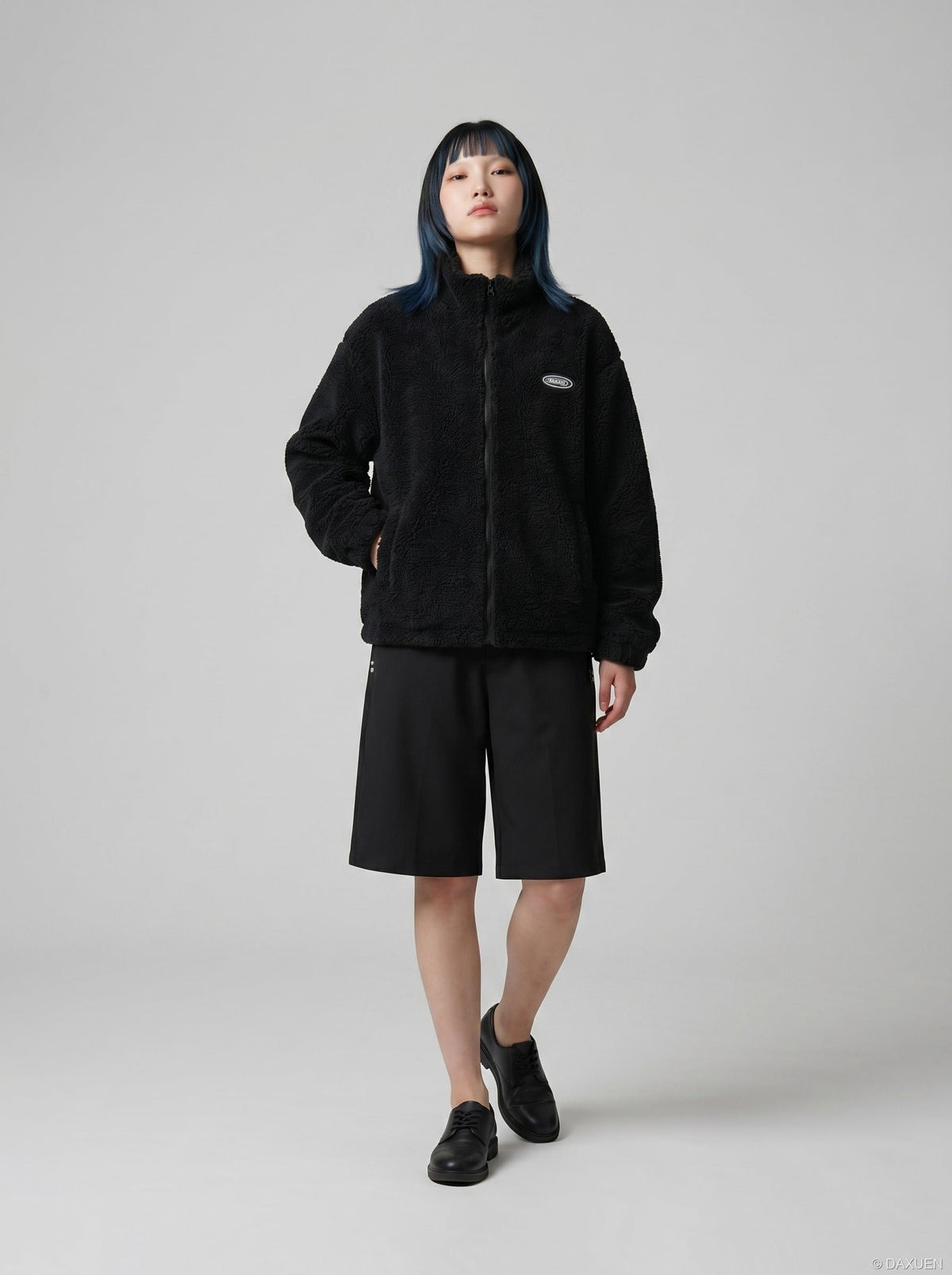 DAXUEN Knee-length casual shorts with rivet pockets — model photo
