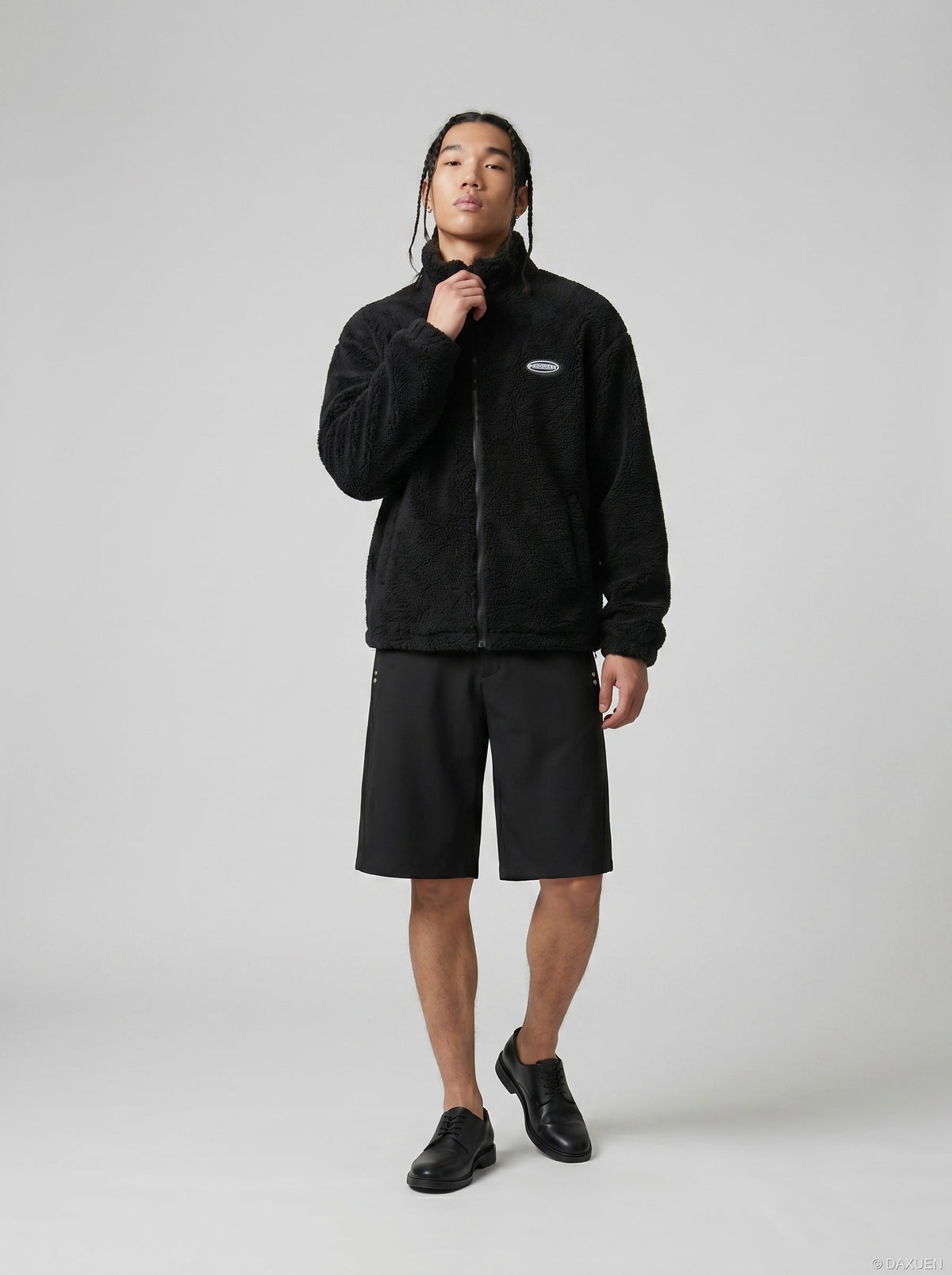 DAXUEN Knee-length casual shorts with rivet pockets — model photo