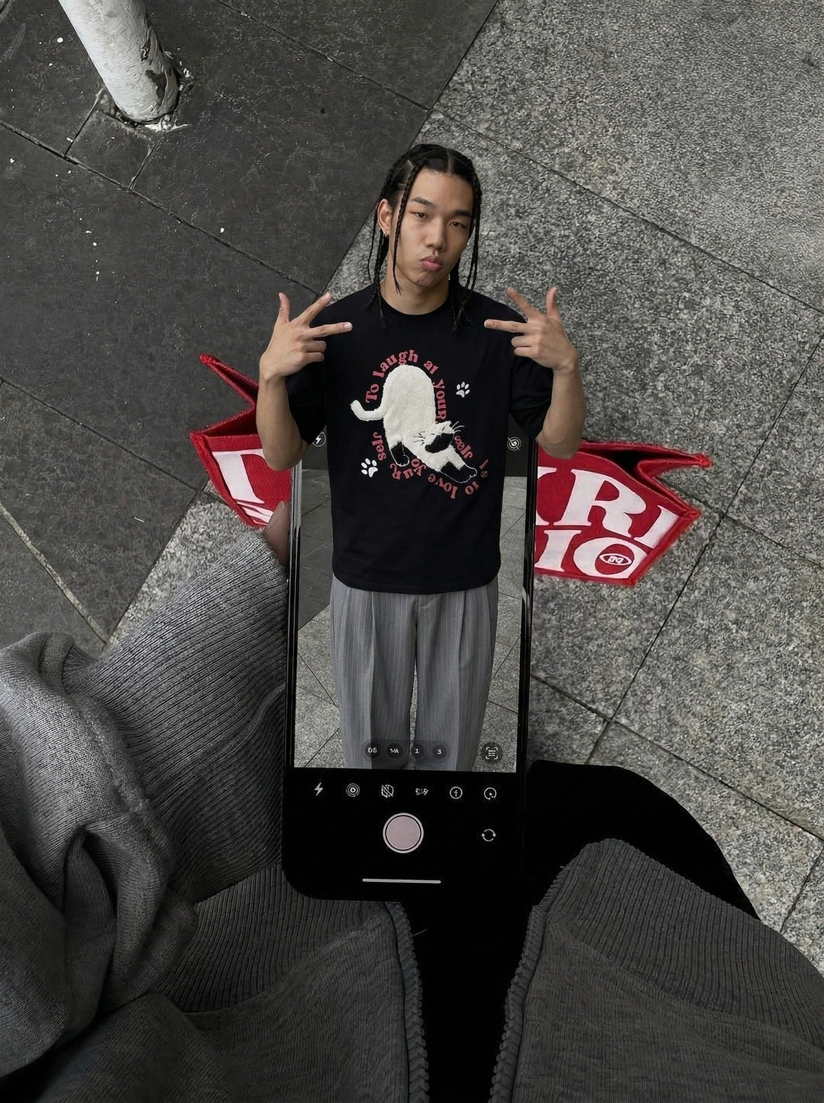 DAXUEN Cat graphic short-sleeved T-shirt with embroidery — model photo