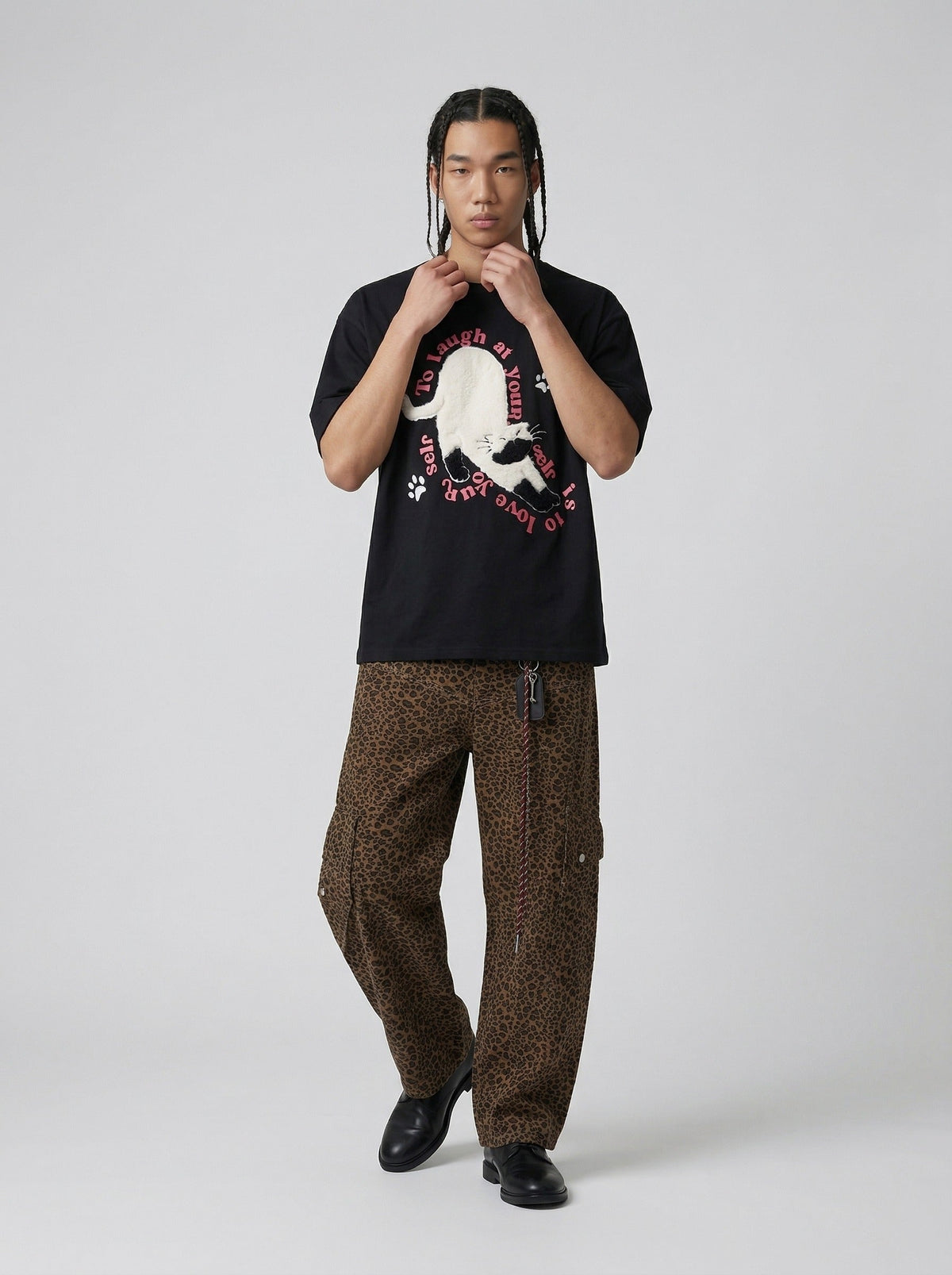 DAXUEN Cat graphic short-sleeved T-shirt with embroidery — model photo