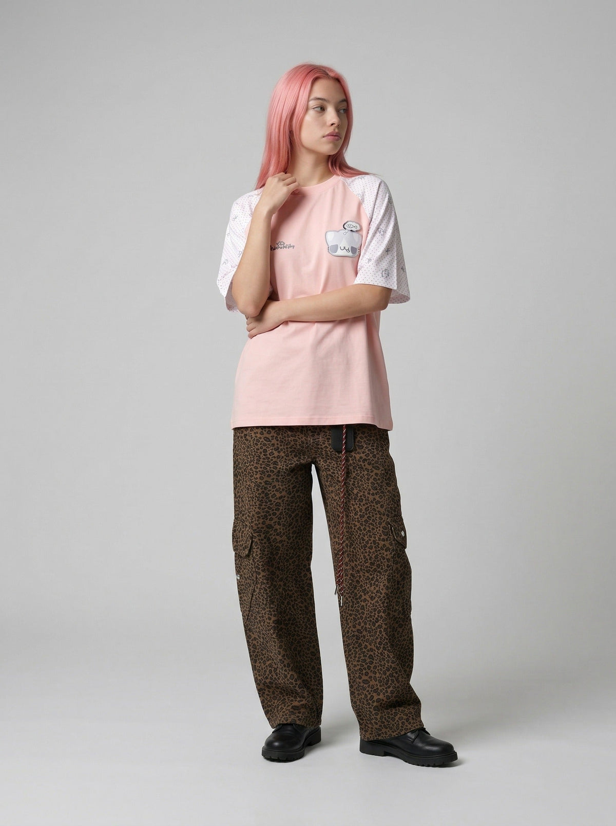 DAXUEN Oversized T-shirt with cat graphic and polka dot sleeves — model photo